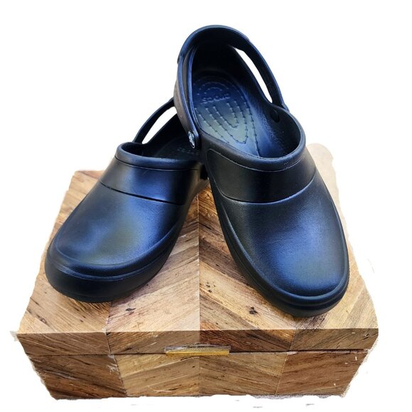 Crocs Women's Slip-Resistant work Clogs, Size 7 - Picture 1 of 9
